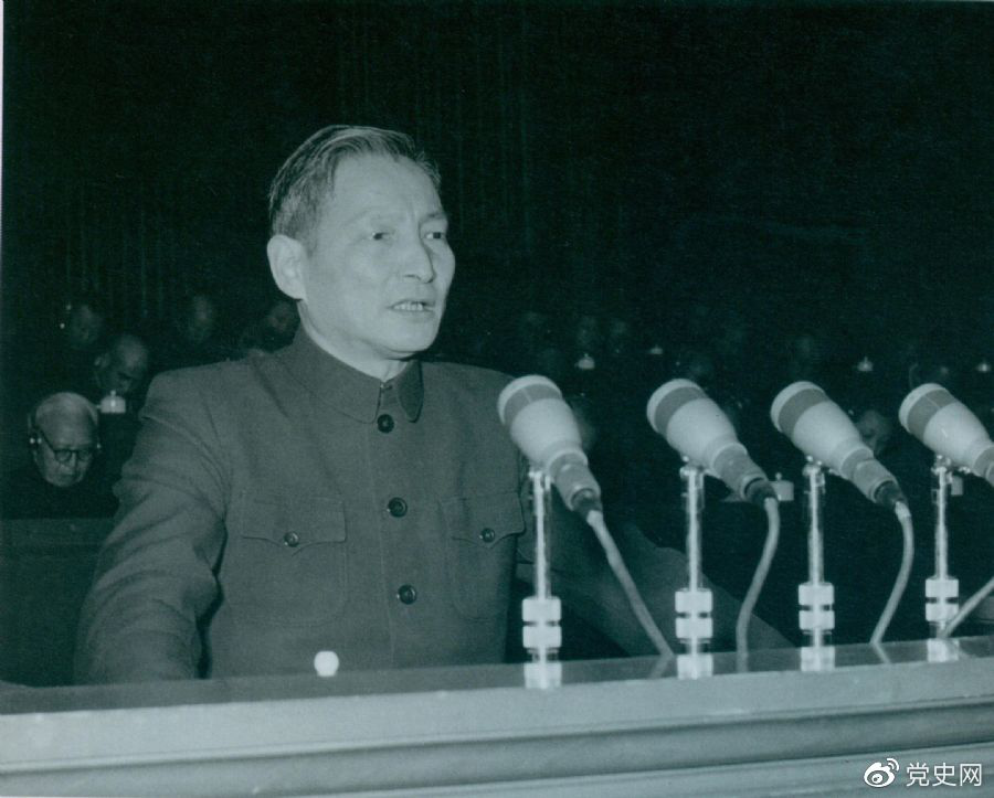 1956年12月，陳云在中華工商業(yè)聯(lián)合會第二屆會員代表大會上作報(bào)告。