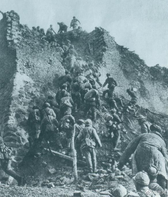 1948年12月，人民解放軍向新保安守敵發(fā)起攻擊。這是解放軍戰(zhàn)士登上新保安城頭。 
